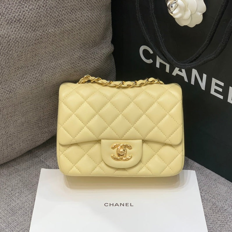 MINI SAC À RABAT CARRÉ 17 CM EN CUIR D'AGNEAU JAUNE QUINCAILLERIE DORÉ