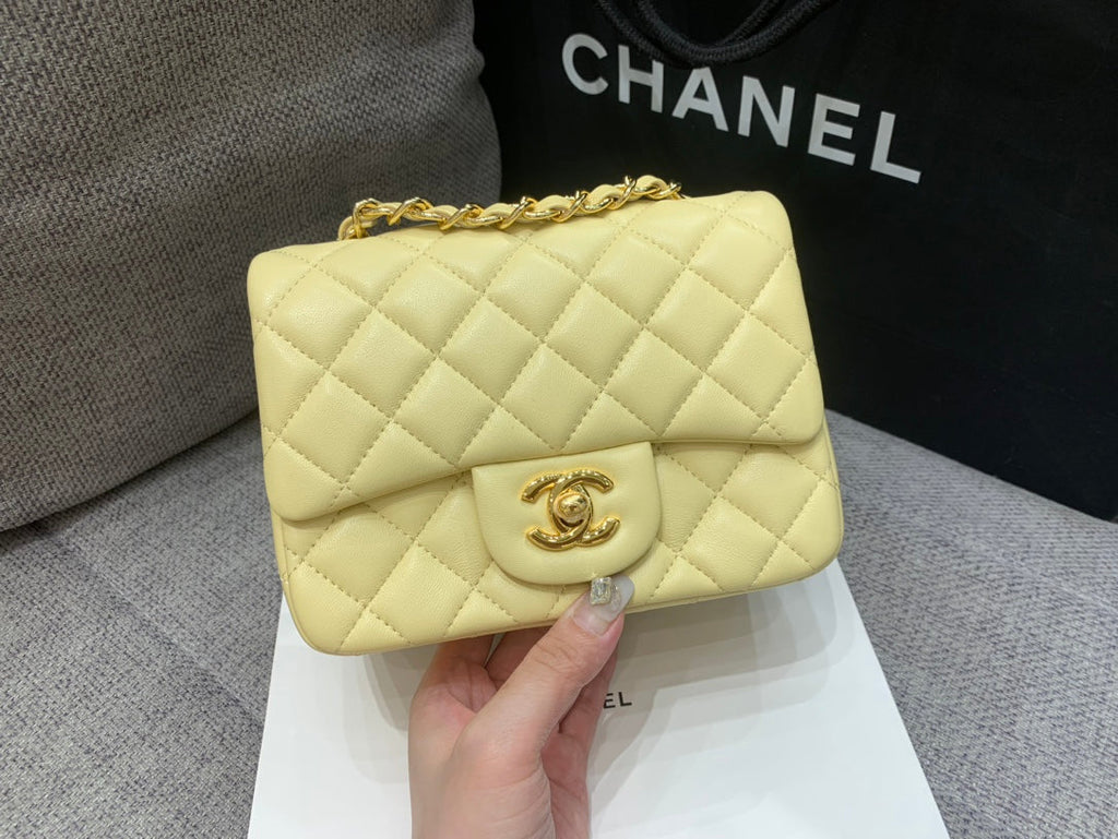 MINI SAC À RABAT CARRÉ 17 CM EN CUIR D'AGNEAU JAUNE QUINCAILLERIE DORÉ