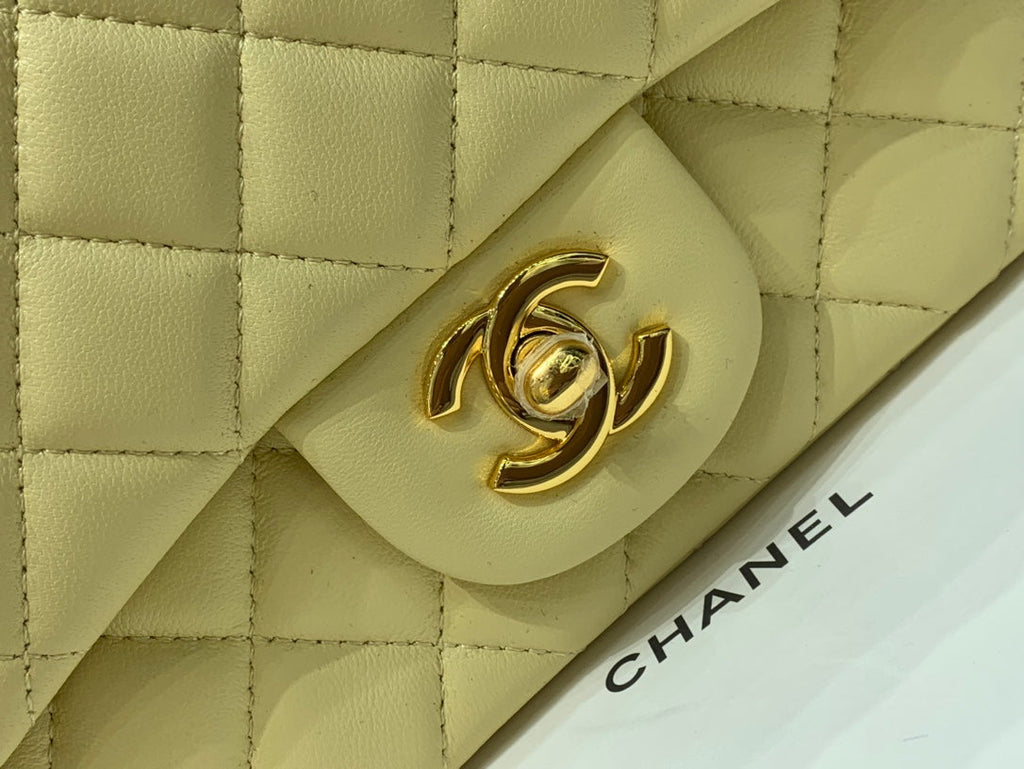 MINI SAC À RABAT CARRÉ 17 CM EN CUIR D'AGNEAU JAUNE QUINCAILLERIE DORÉ