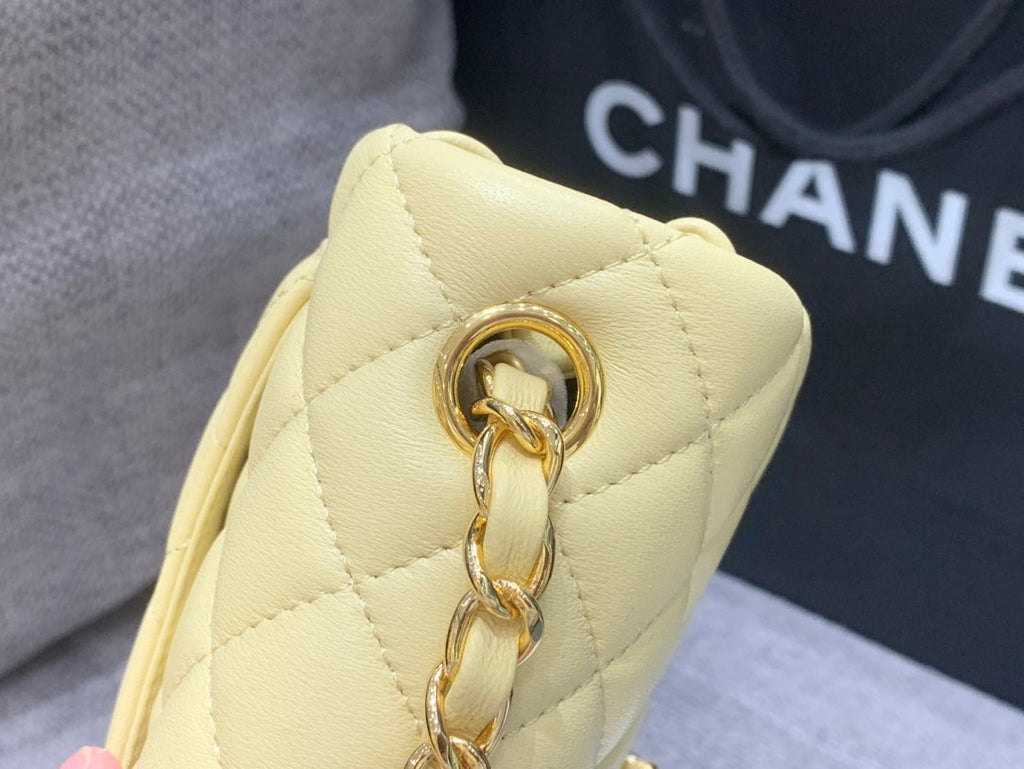 MINI SAC À RABAT CARRÉ 17 CM EN CUIR D'AGNEAU JAUNE QUINCAILLERIE DORÉ