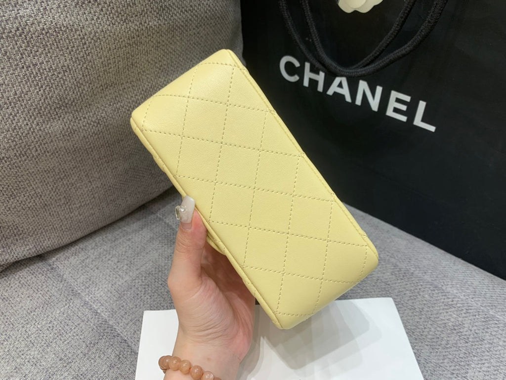 MINI SAC À RABAT CARRÉ 17 CM EN CUIR D'AGNEAU JAUNE QUINCAILLERIE DORÉ