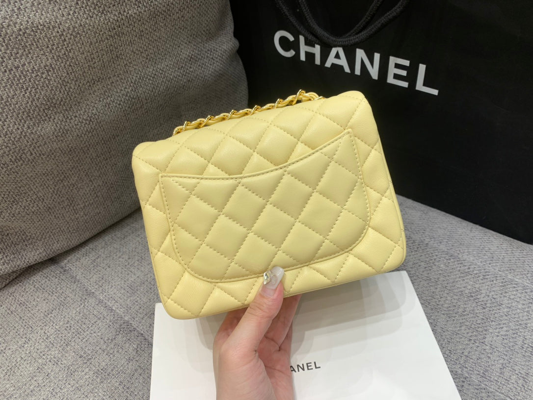 MINI SAC À RABAT CARRÉ 17 CM EN CUIR D'AGNEAU JAUNE QUINCAILLERIE DORÉ