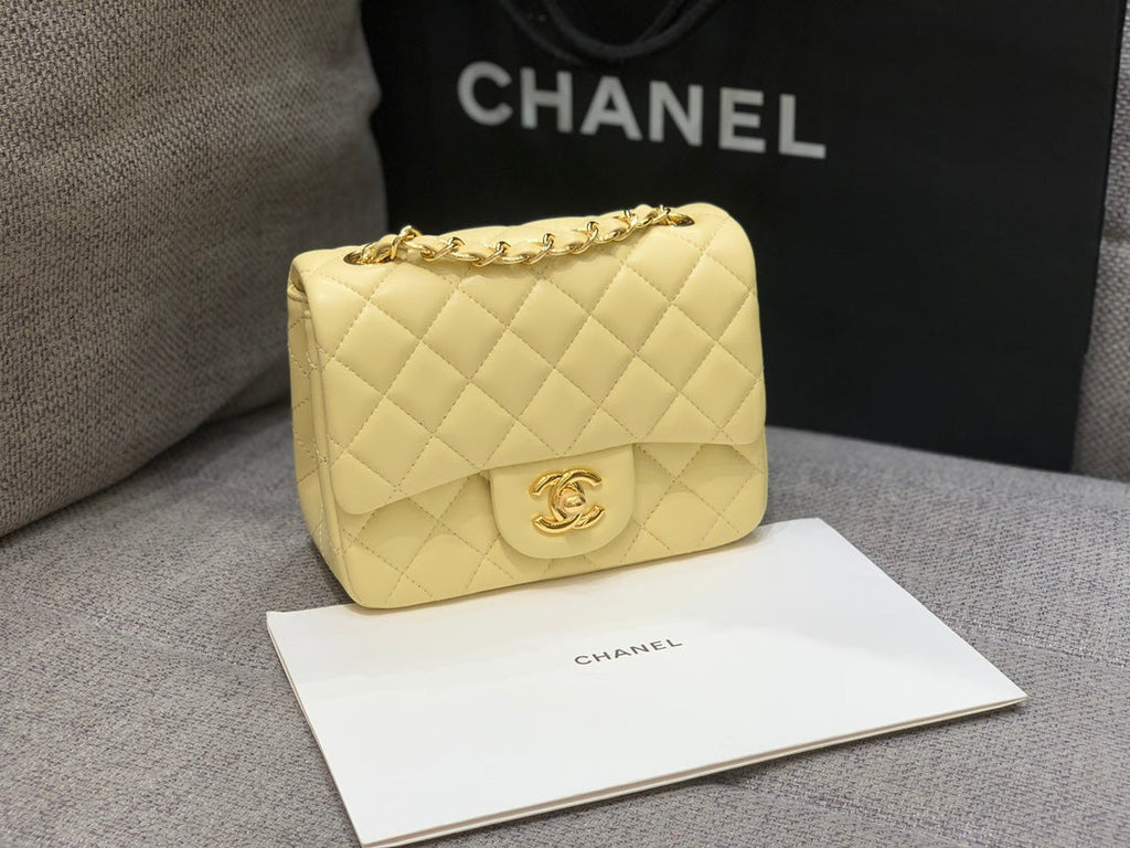 MINI SAC À RABAT CARRÉ 17 CM EN CUIR D'AGNEAU JAUNE QUINCAILLERIE DORÉ