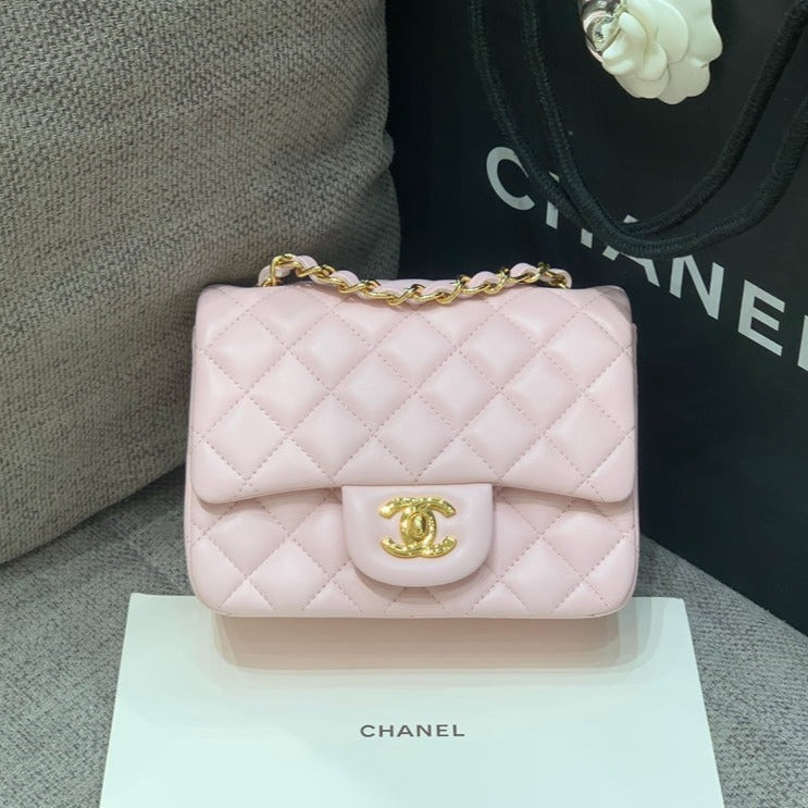 MINI SAC À RABAT CARRÉ 17 CM EN CUIR D'AGNEAU ROSE QUINCAILLERIE DORÉ