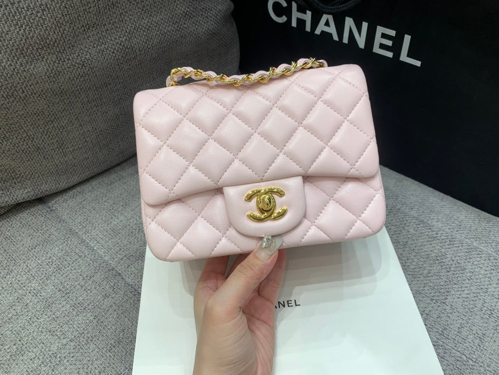 MINI SAC À RABAT CARRÉ 17 CM EN CUIR D'AGNEAU ROSE QUINCAILLERIE DORÉ