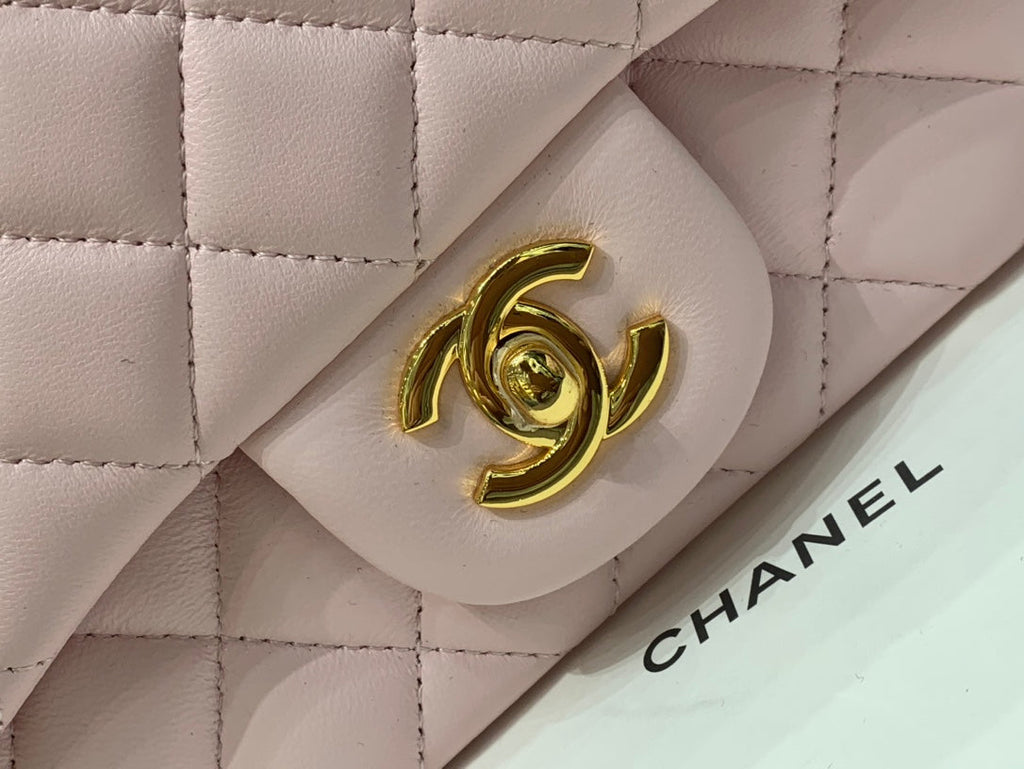MINI SAC À RABAT CARRÉ 17 CM EN CUIR D'AGNEAU ROSE QUINCAILLERIE DORÉ