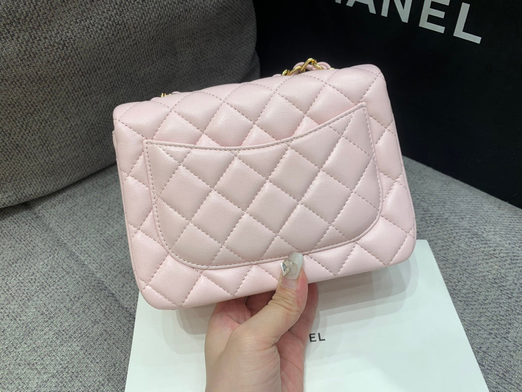 MINI SAC À RABAT CARRÉ 17 CM EN CUIR D'AGNEAU ROSE QUINCAILLERIE DORÉ