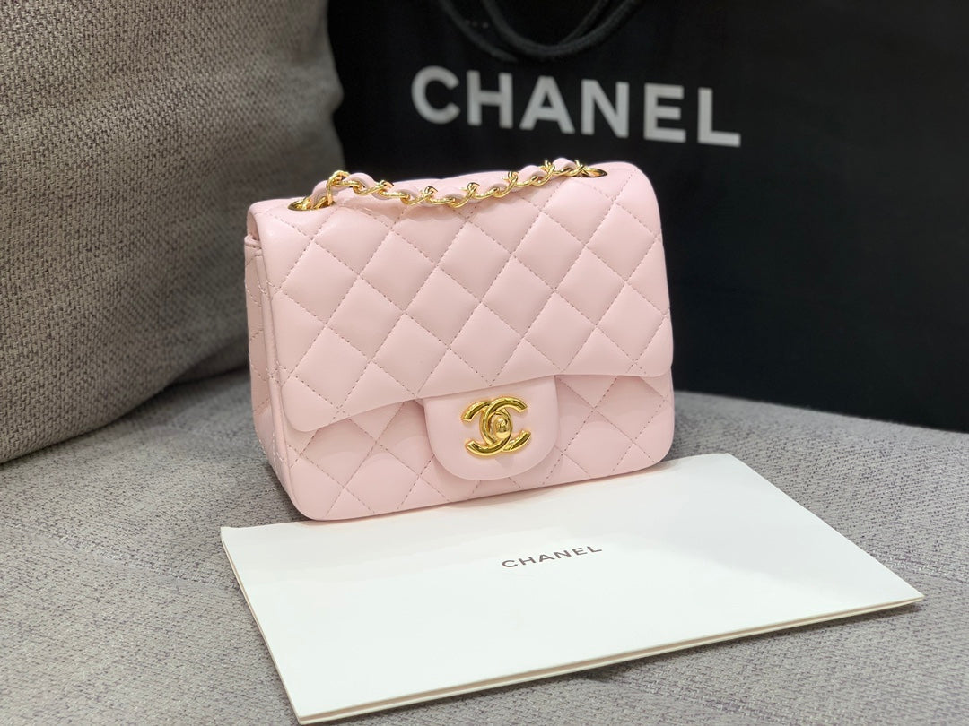 MINI SAC À RABAT CARRÉ 17 CM EN CUIR D'AGNEAU ROSE QUINCAILLERIE DORÉ