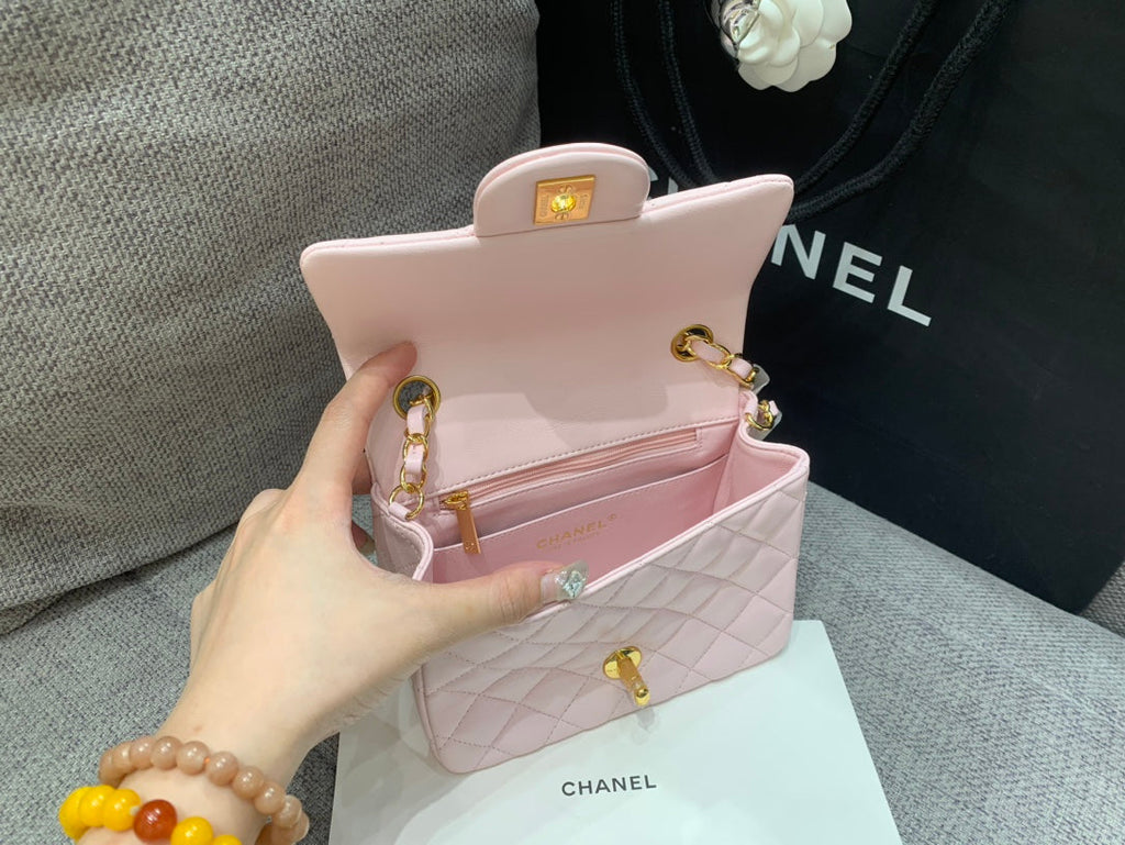 MINI SAC À RABAT CARRÉ 17 CM EN CUIR D'AGNEAU ROSE QUINCAILLERIE DORÉ