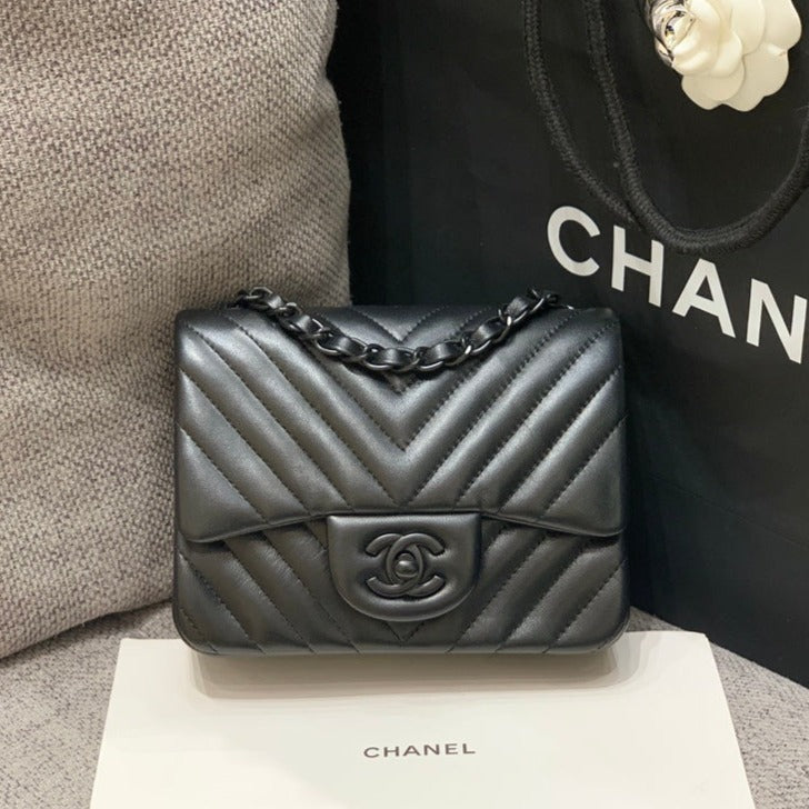 MINI SAC À RABAT CARRÉ 17 CM EN CUIR D'AGNEAU NOIR CHEVRON QUINCAILLERIE NOIRE