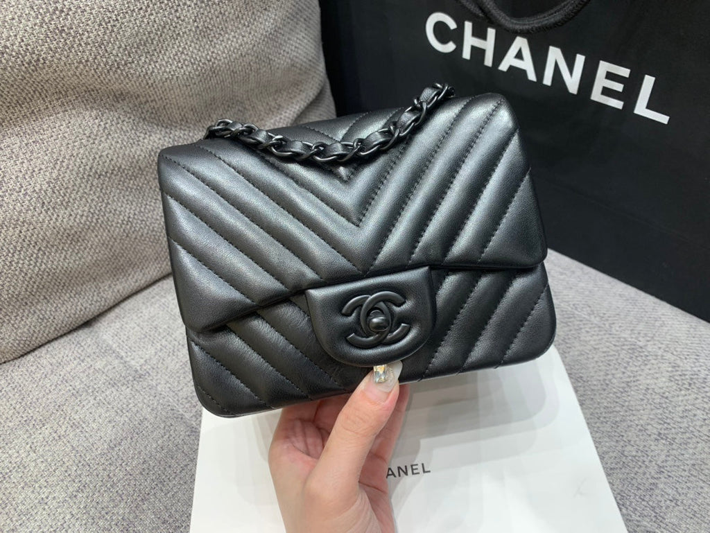 MINI SAC À RABAT CARRÉ 17 CM EN CUIR D'AGNEAU NOIR CHEVRON QUINCAILLERIE NOIRE