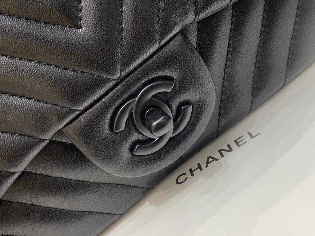 MINI SAC À RABAT CARRÉ 17 CM EN CUIR D'AGNEAU NOIR CHEVRON QUINCAILLERIE NOIRE