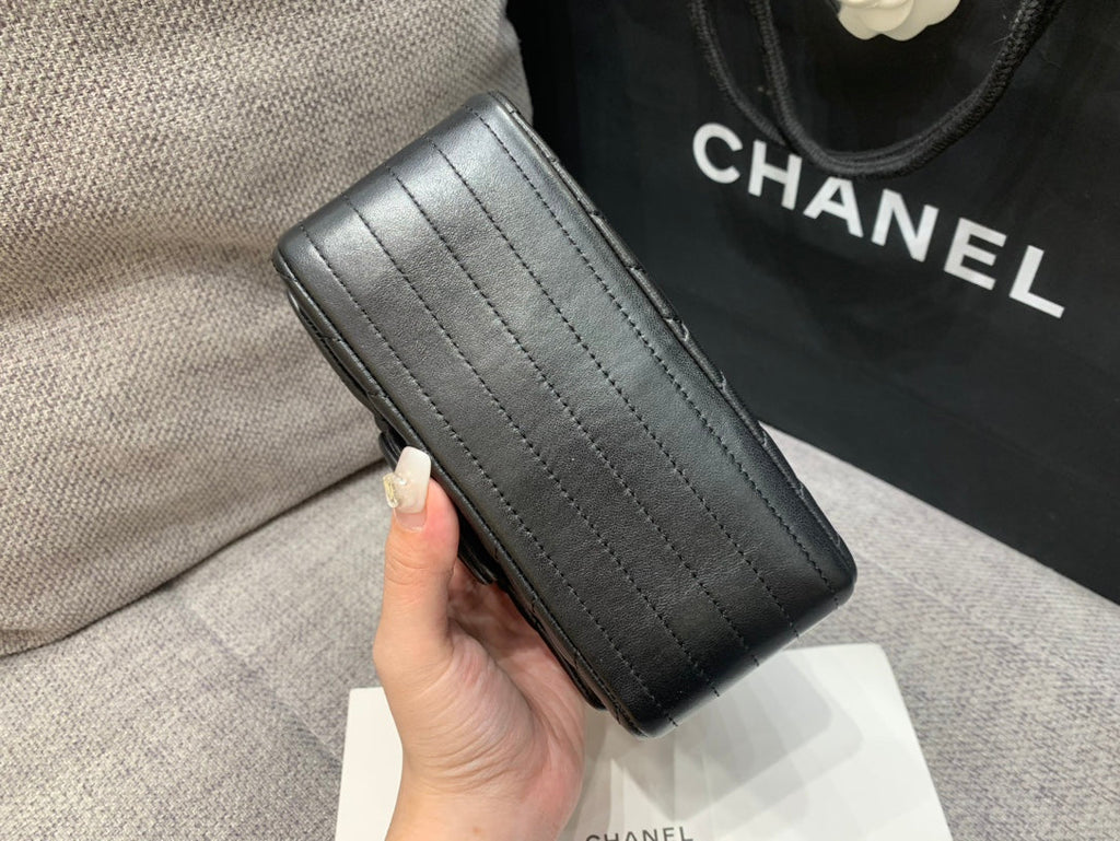MINI SAC À RABAT CARRÉ 17 CM EN CUIR D'AGNEAU NOIR CHEVRON QUINCAILLERIE NOIRE