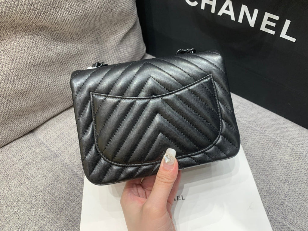 MINI SAC À RABAT CARRÉ 17 CM EN CUIR D'AGNEAU NOIR CHEVRON QUINCAILLERIE NOIRE