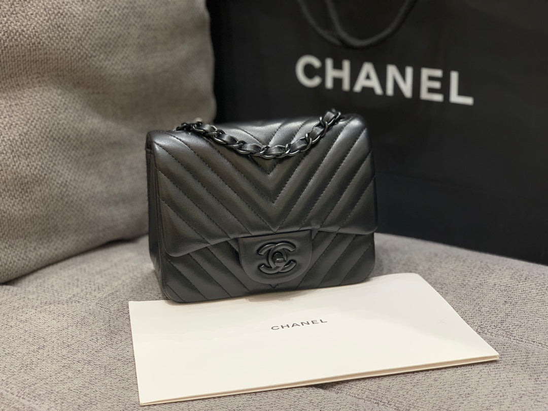 MINI SAC À RABAT CARRÉ 17 CM EN CUIR D'AGNEAU NOIR CHEVRON QUINCAILLERIE NOIRE