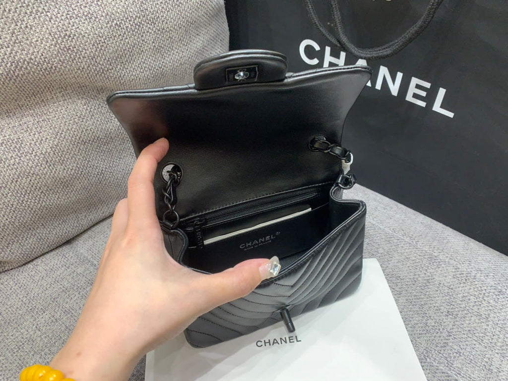 MINI SAC À RABAT CARRÉ 17 CM EN CUIR D'AGNEAU NOIR CHEVRON QUINCAILLERIE NOIRE