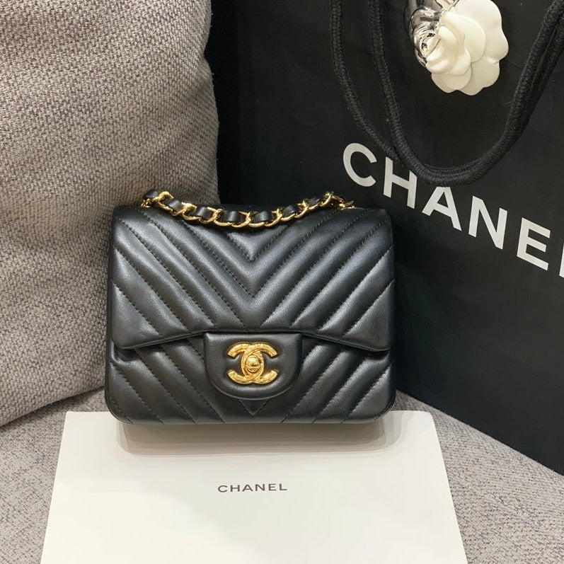 MINI SAC À RABAT CARRÉ 17 CM EN CUIR D'AGNEAU NOIR À CHEVRON ET QUINCAILLERIE DORÉ