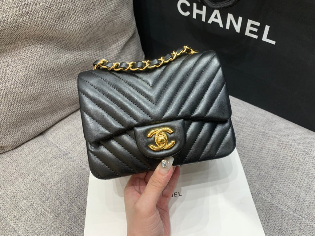 MINI SAC À RABAT CARRÉ 17 CM EN CUIR D'AGNEAU NOIR À CHEVRON ET QUINCAILLERIE DORÉ
