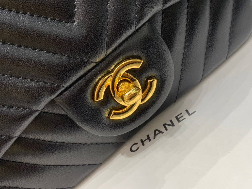 MINI SAC À RABAT CARRÉ 17 CM EN CUIR D'AGNEAU NOIR À CHEVRON ET QUINCAILLERIE DORÉ
