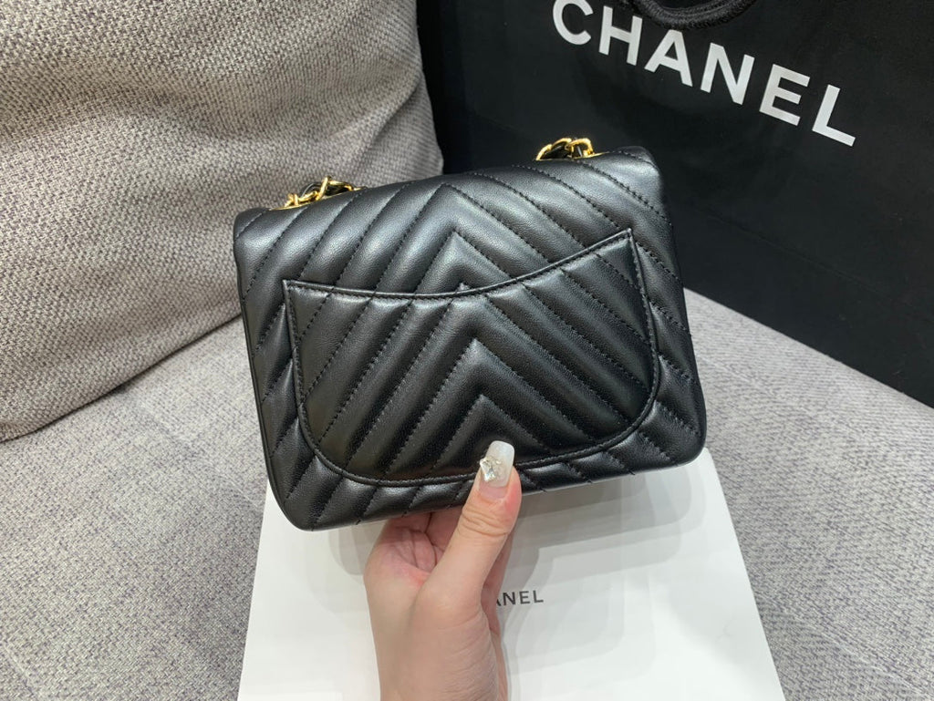 MINI SAC À RABAT CARRÉ 17 CM EN CUIR D'AGNEAU NOIR À CHEVRON ET QUINCAILLERIE DORÉ