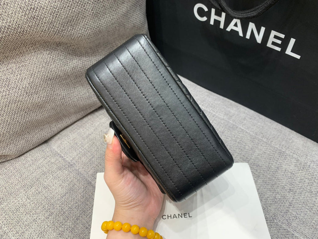 MINI SAC À RABAT CARRÉ 17 CM EN CUIR D'AGNEAU NOIR À CHEVRON ET QUINCAILLERIE DORÉ