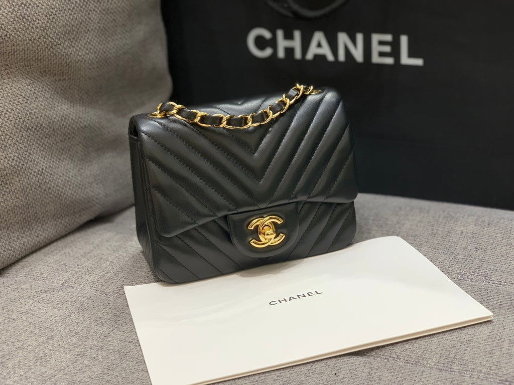 MINI SAC À RABAT CARRÉ 17 CM EN CUIR D'AGNEAU NOIR À CHEVRON ET QUINCAILLERIE DORÉ