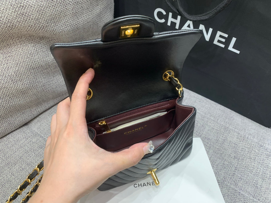MINI SAC À RABAT CARRÉ 17 CM EN CUIR D'AGNEAU NOIR À CHEVRON ET QUINCAILLERIE DORÉ