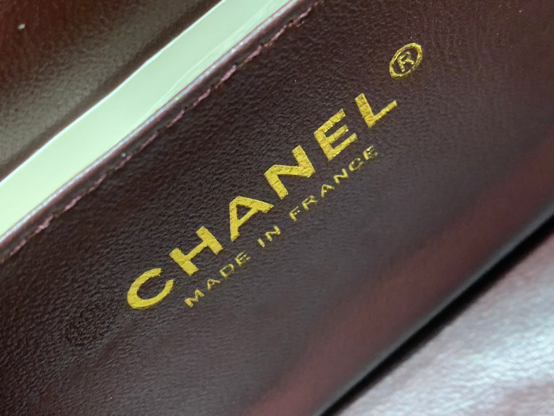 MINI SAC À RABAT CARRÉ 17 CM EN CUIR D'AGNEAU NOIR À CHEVRON ET QUINCAILLERIE DORÉ