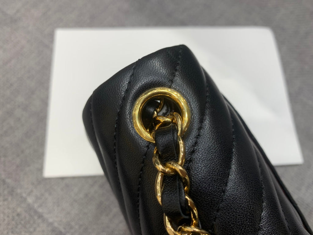 MINI SAC À RABAT CARRÉ 17 CM EN CUIR D'AGNEAU NOIR À CHEVRON ET QUINCAILLERIE DORÉ