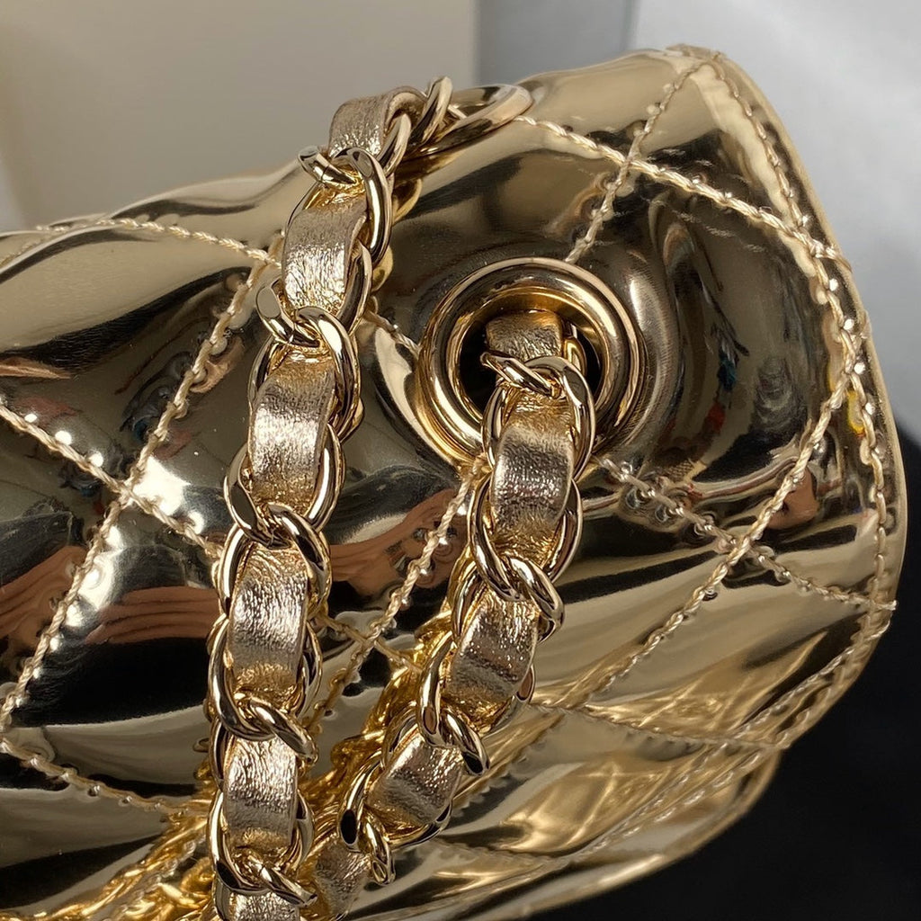 SAC À RABAT MINI 20 CM EN CUIR DE VEAU MÉTALLISÉ DORÉ