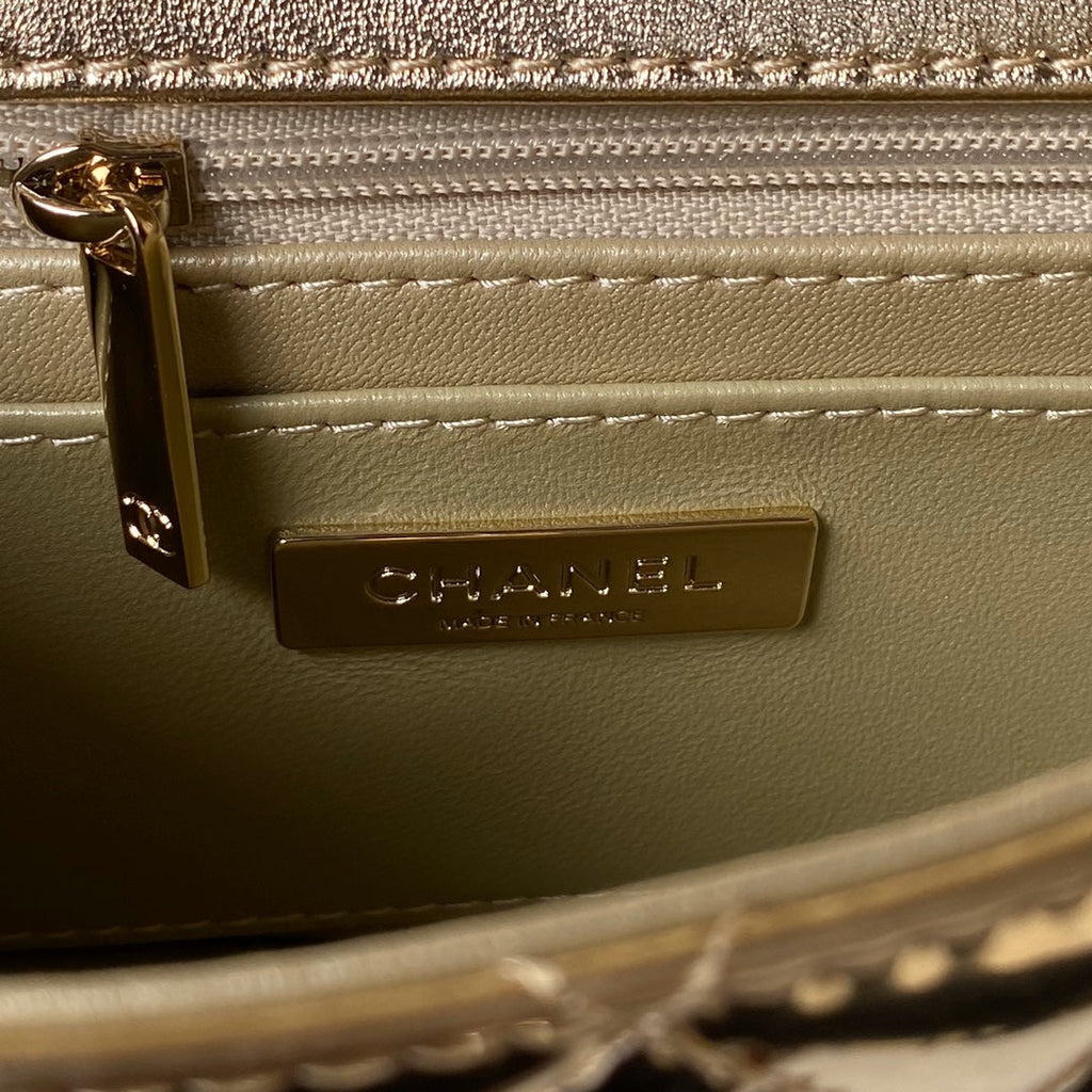 SAC À RABAT MINI 20 CM EN CUIR DE VEAU MÉTALLISÉ DORÉ