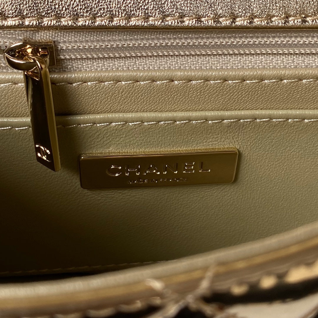 SAC À RABAT MINI 20 CM EN CUIR DE VEAU MÉTALLISÉ DORÉ