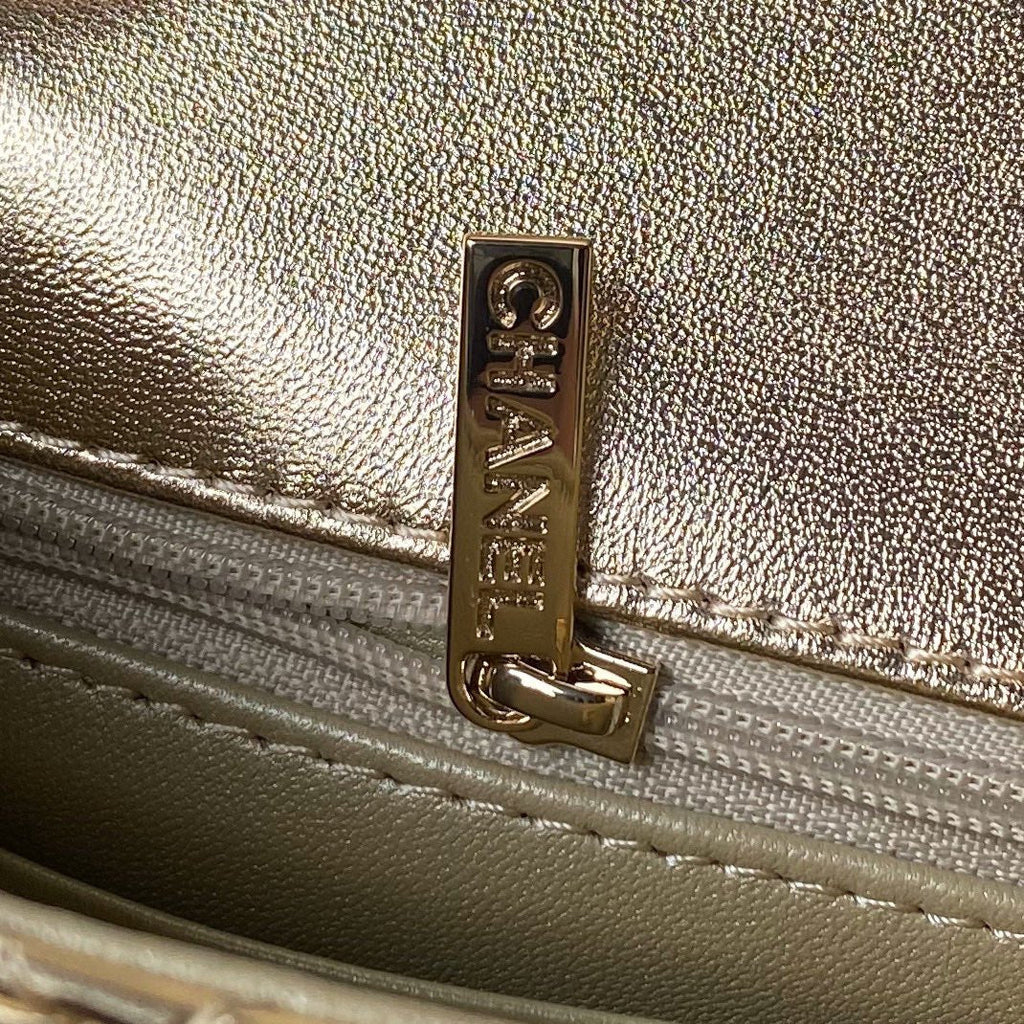 SAC À RABAT MINI 20 CM EN CUIR DE VEAU MÉTALLISÉ DORÉ