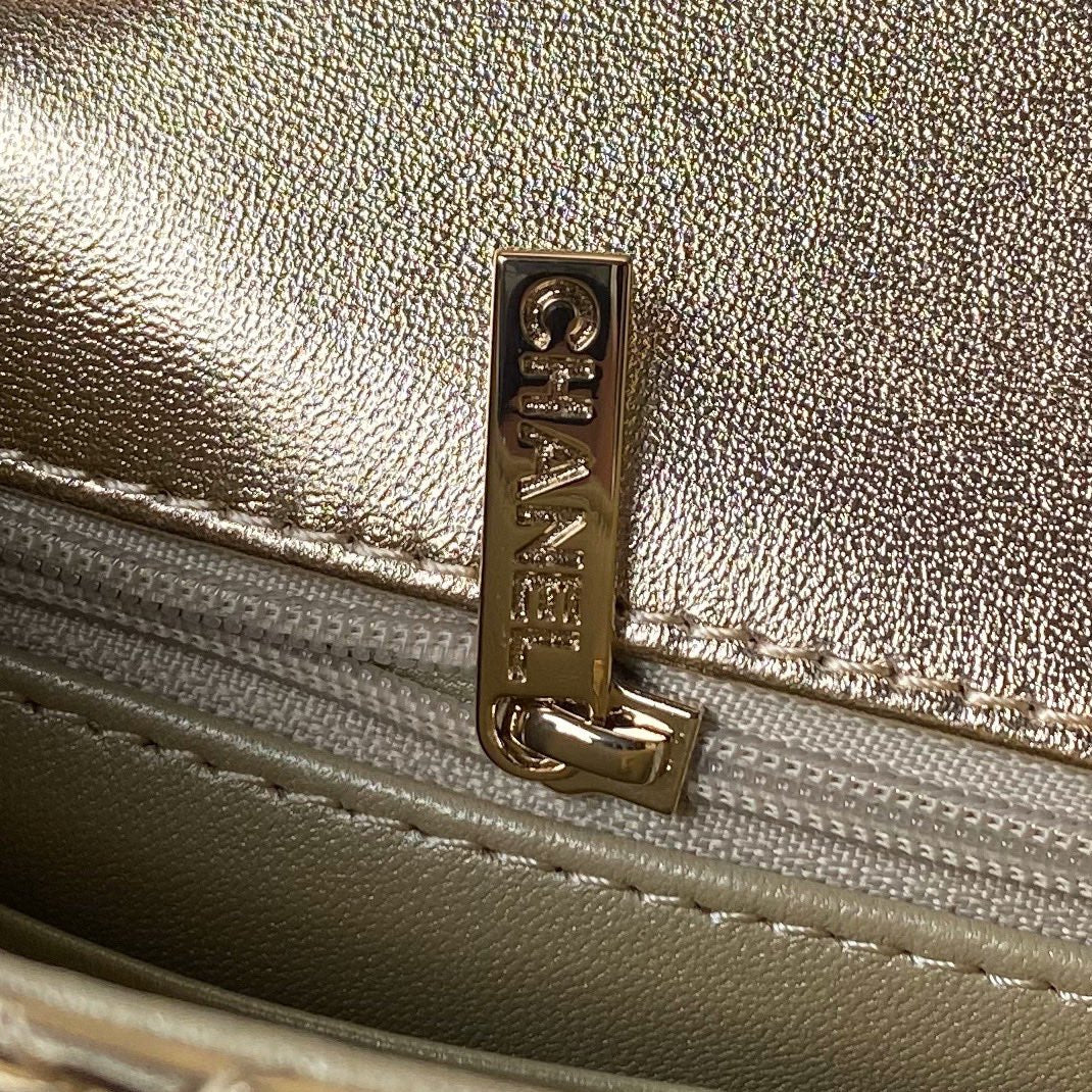 SAC À RABAT MINI 20 CM EN CUIR DE VEAU MÉTALLISÉ DORÉ