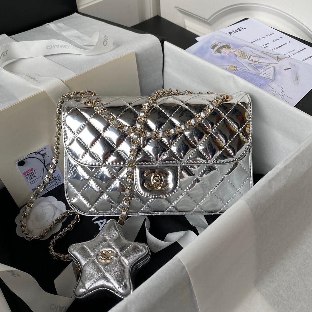 SAC À RABAT MOYEN 24 CM EN CUIR DE VEAU MÉTALLISÉ ARGENT