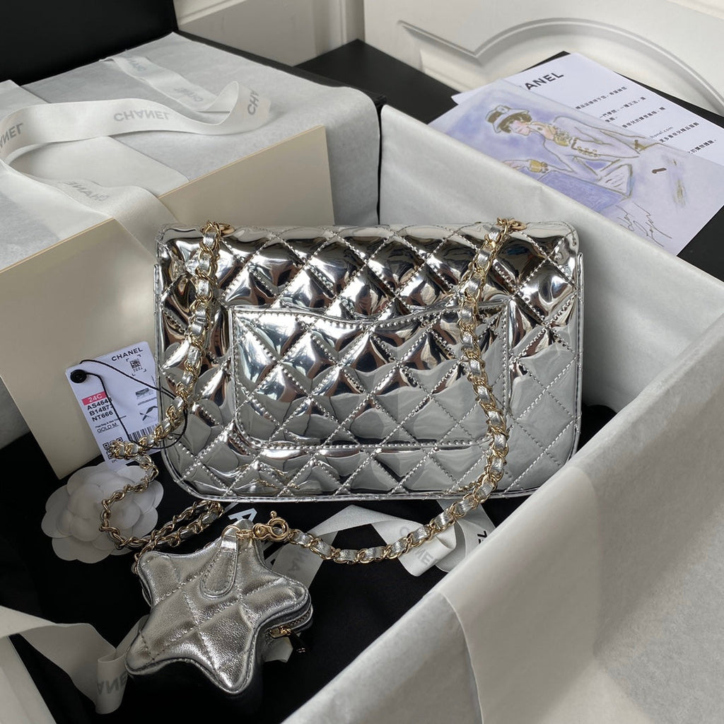 SAC À RABAT MOYEN 24 CM EN CUIR DE VEAU MÉTALLISÉ ARGENT