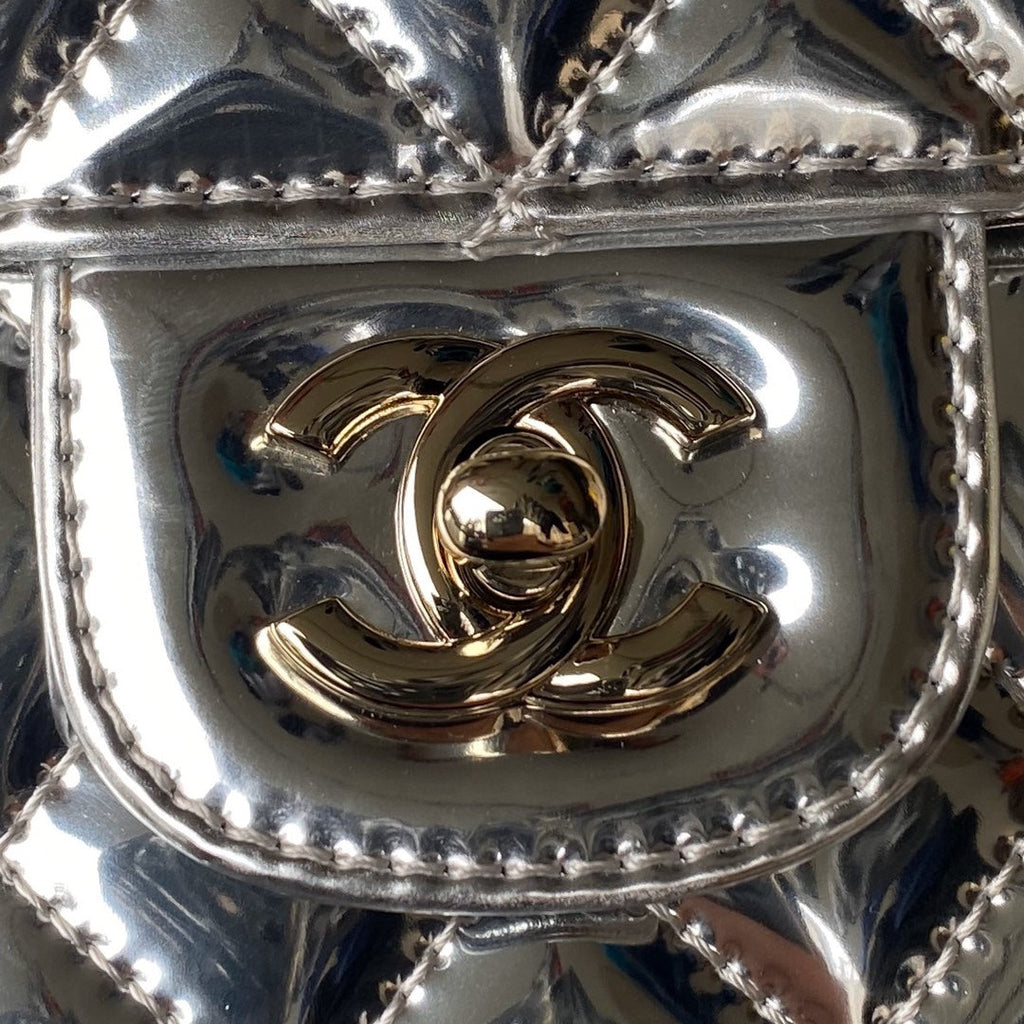 SAC À RABAT MOYEN 24 CM EN CUIR DE VEAU MÉTALLISÉ ARGENT
