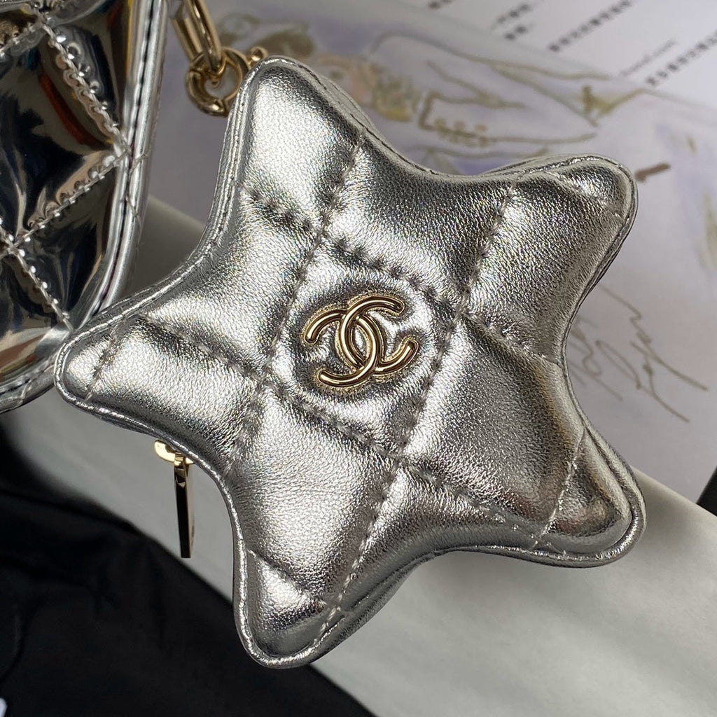 SAC À RABAT MOYEN 24 CM EN CUIR DE VEAU MÉTALLISÉ ARGENT