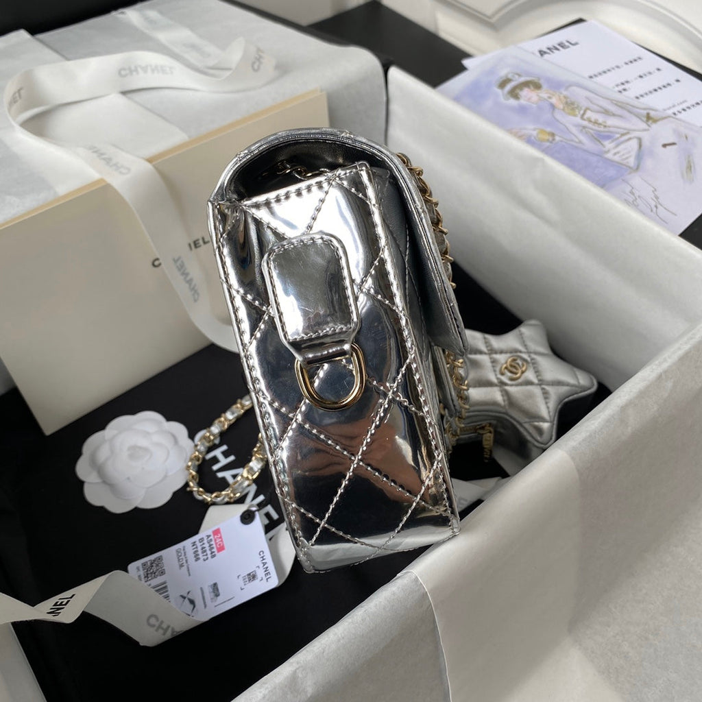 SAC À RABAT MOYEN 24 CM EN CUIR DE VEAU MÉTALLISÉ ARGENT
