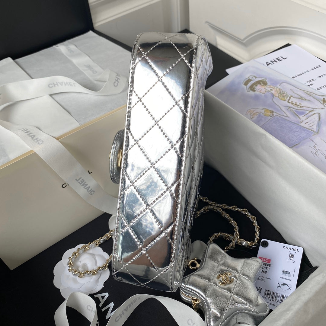 SAC À RABAT MOYEN 24 CM EN CUIR DE VEAU MÉTALLISÉ ARGENT
