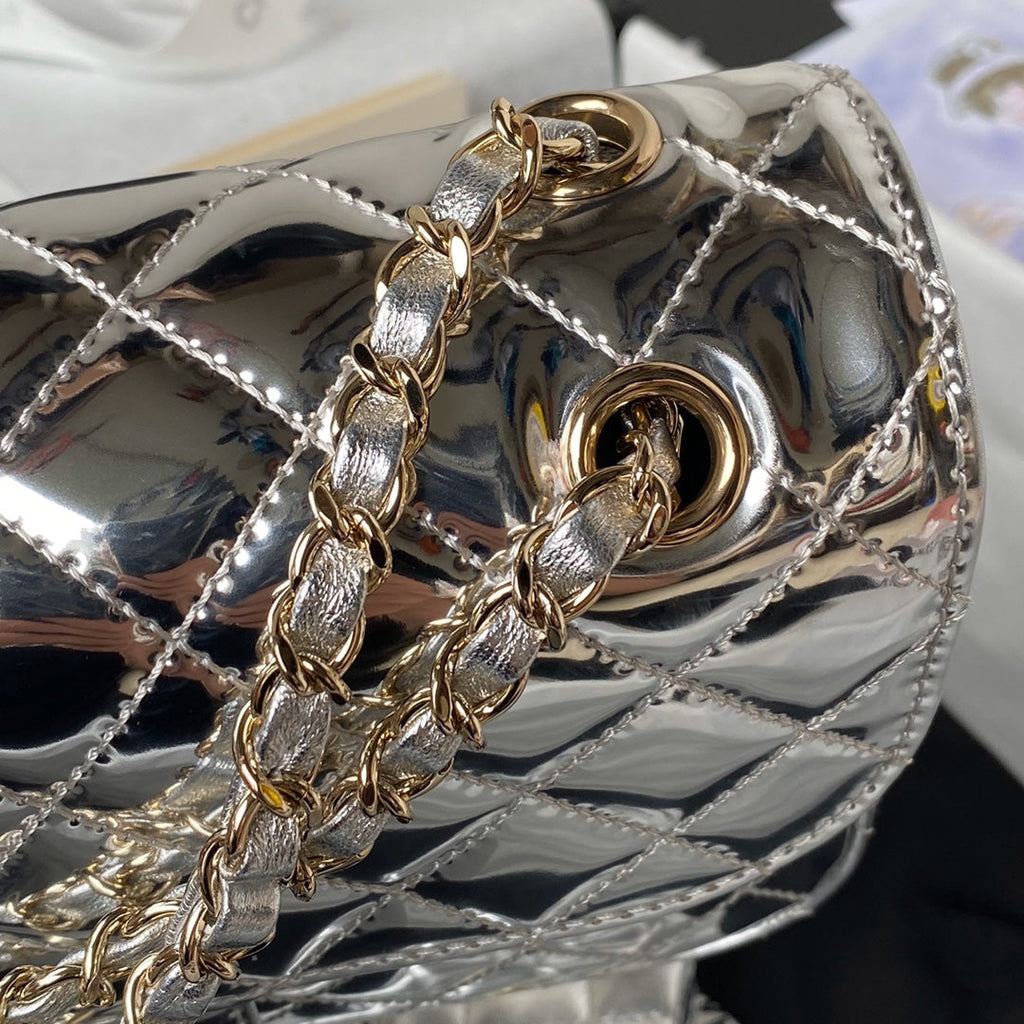 SAC À RABAT MOYEN 24 CM EN CUIR DE VEAU MÉTALLISÉ ARGENT