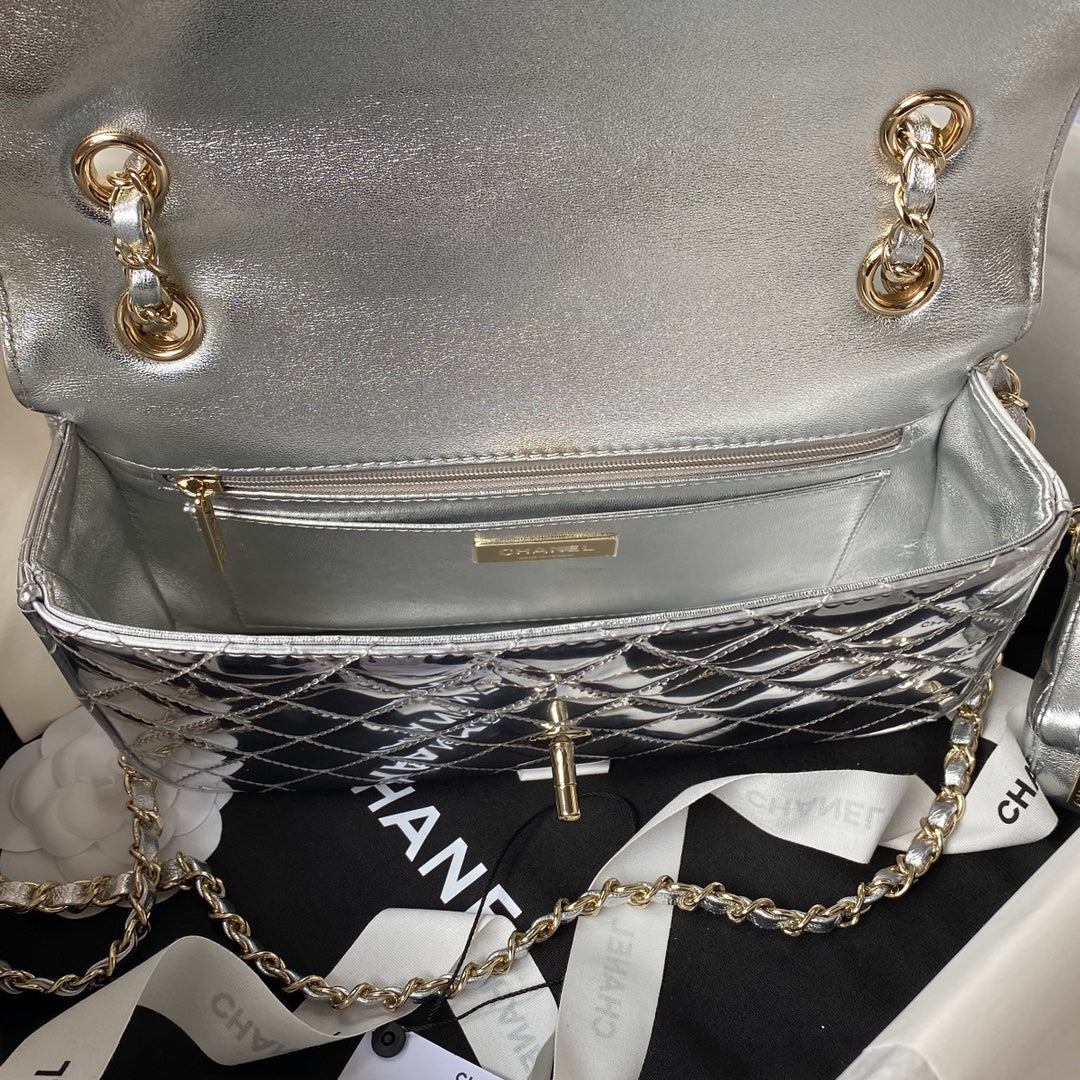 SAC À RABAT MOYEN 24 CM EN CUIR DE VEAU MÉTALLISÉ ARGENT
