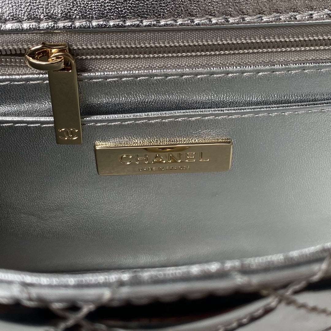 SAC À RABAT MOYEN 24 CM EN CUIR DE VEAU MÉTALLISÉ ARGENT