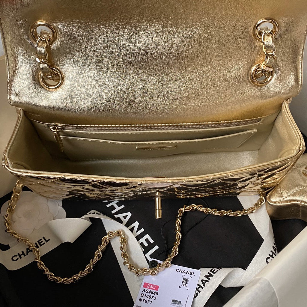 SAC À RABAT MOYEN 24 CM EN CUIR DE VEAU MÉTALLISÉ DORÉ