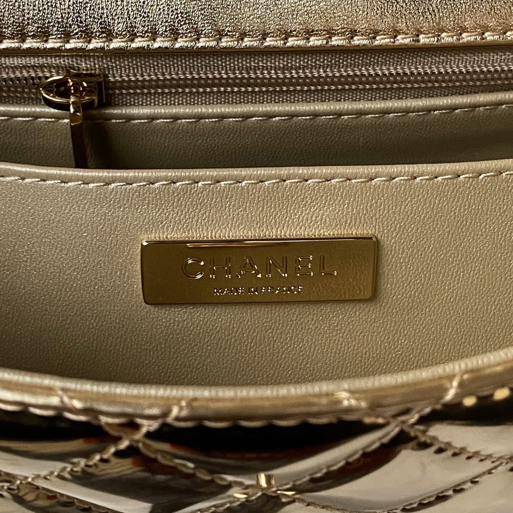 SAC À RABAT MOYEN 24 CM EN CUIR DE VEAU MÉTALLISÉ DORÉ