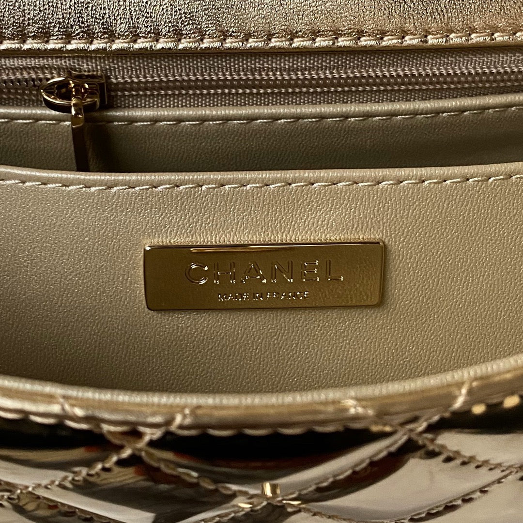 SAC À RABAT MOYEN 24 CM EN CUIR DE VEAU MÉTALLISÉ DORÉ