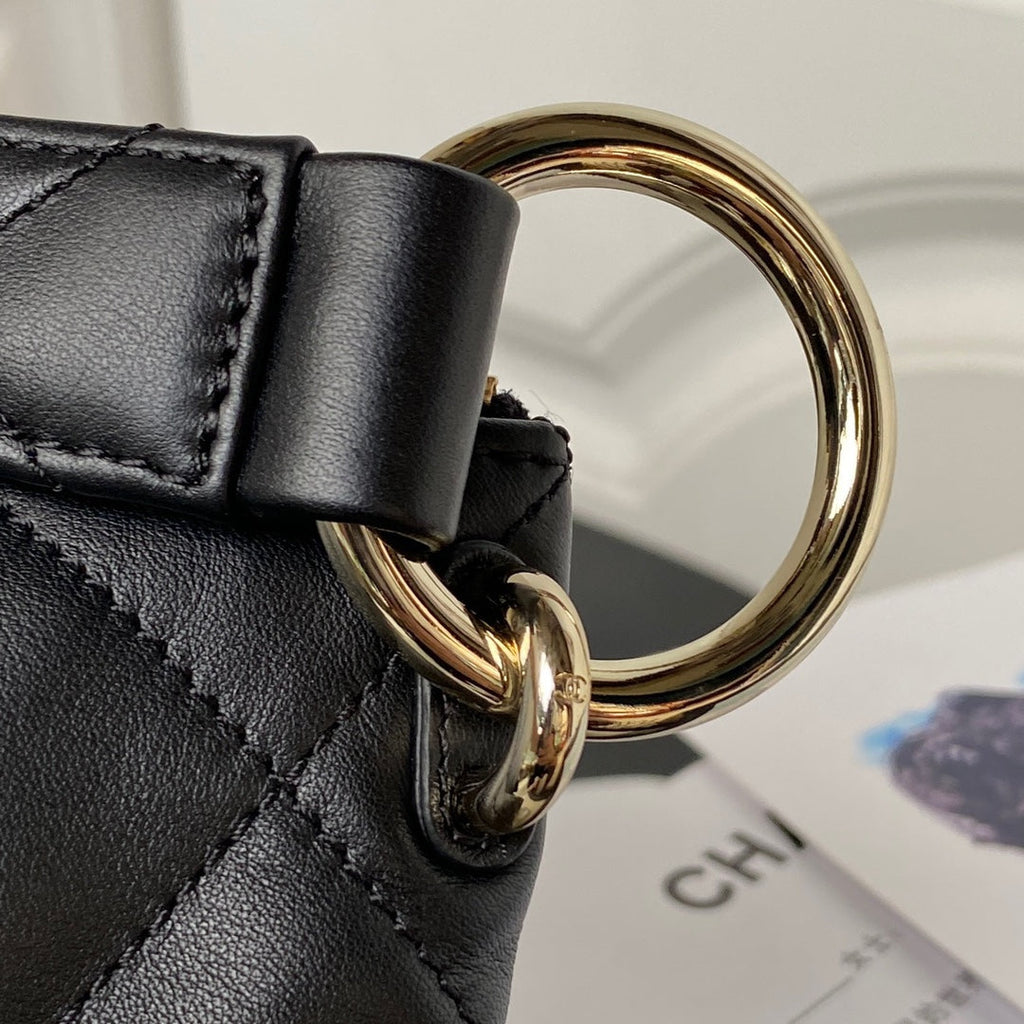 CC HOBO 28CM CUIR D'AGNEAU NOIR QUINCAILLERIE DORÉ