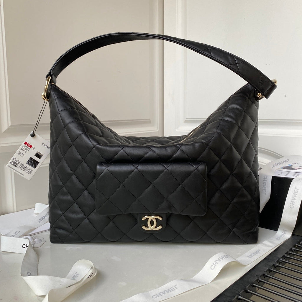 Grand sac hobo CC 37 cm en cuir d'agneau noir et matériel doré