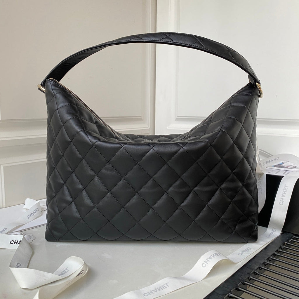 Grand sac hobo CC 37 cm en cuir d'agneau noir et matériel doré