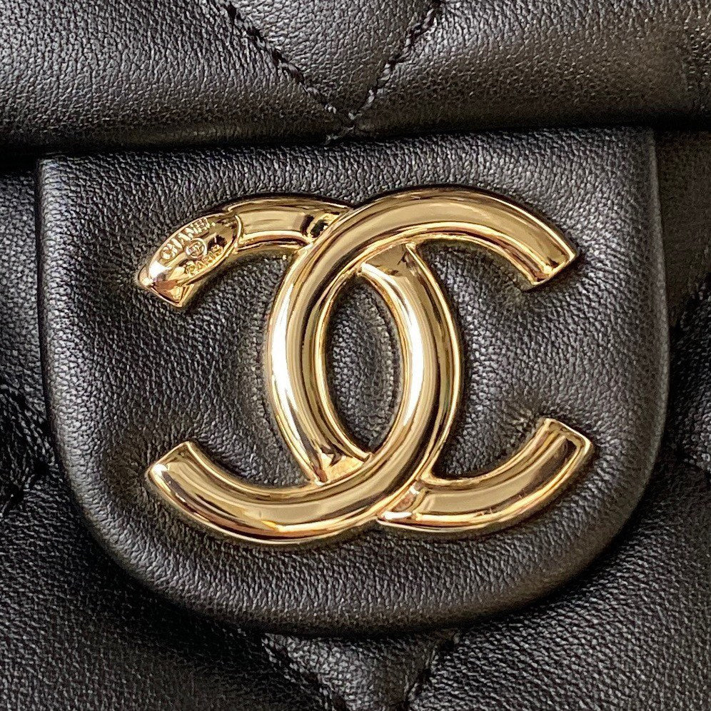 Grand sac hobo CC 37 cm en cuir d'agneau noir et matériel doré
